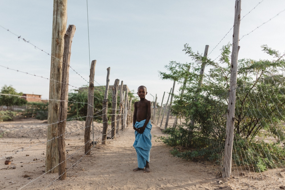 turkana-child-between-barbed-wire