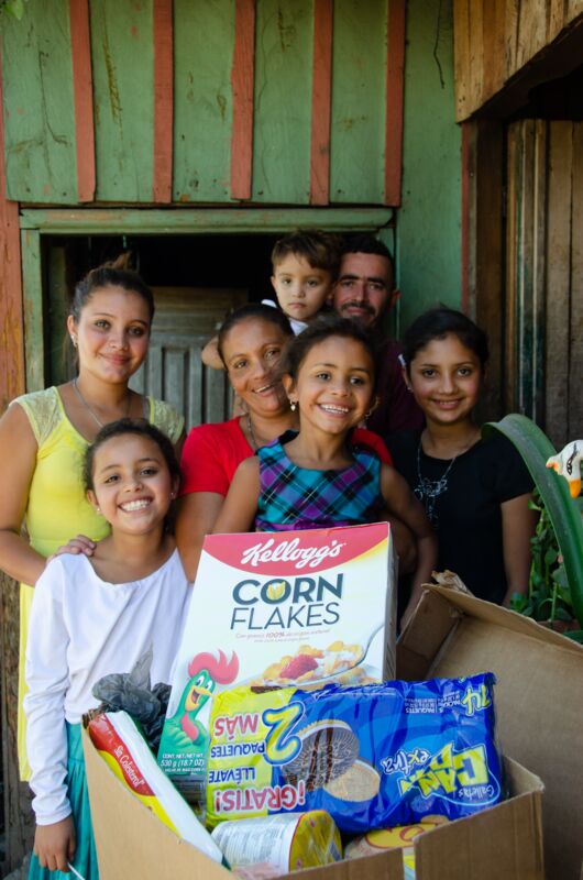 Cleymi's family receiving food
